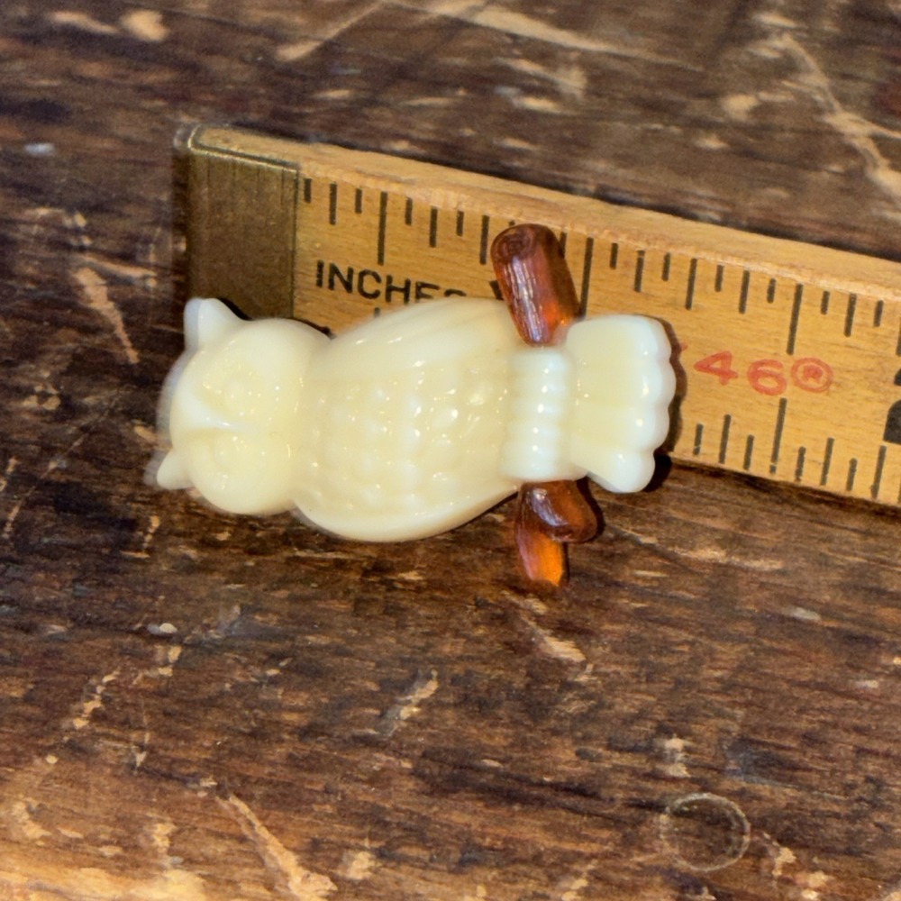 Avon WISE OWL VINTAGE‎ 1940s WHITE PLASTIC PIN BROOCH 1 1/4" - Picture 5 of 5